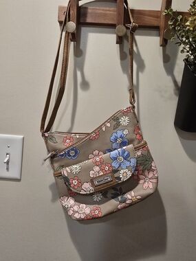 🔥 NWOT Floral Crossbody Bag in Taupe with Pink & Blue Flowers